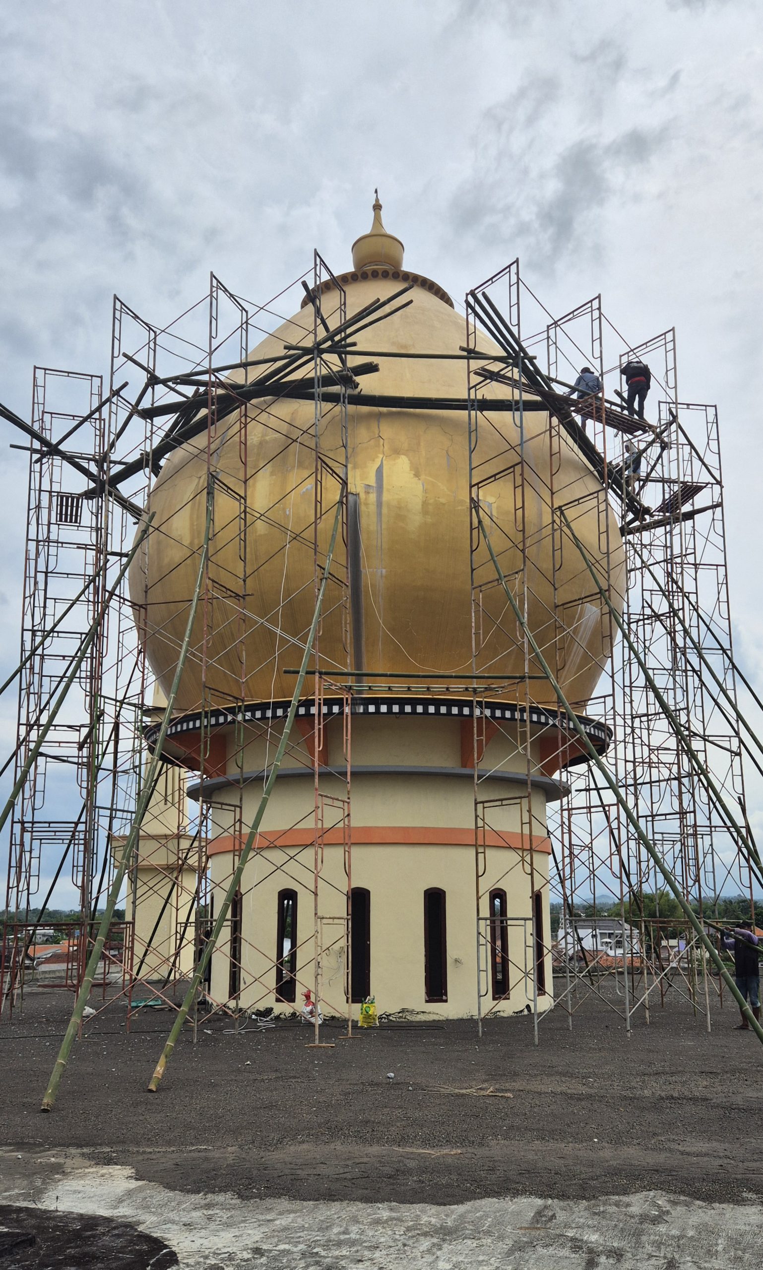 Persiapan pembongkaran kubah